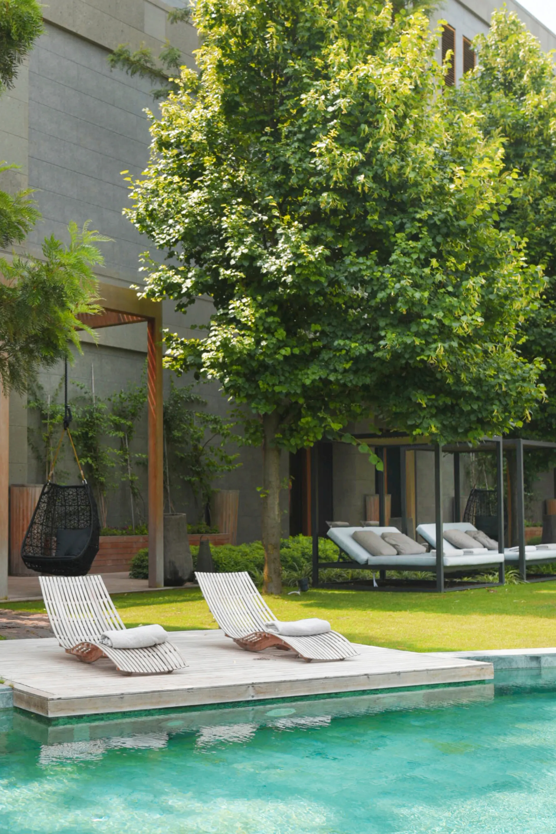 Terrasse et piscine aménagées avec transats
